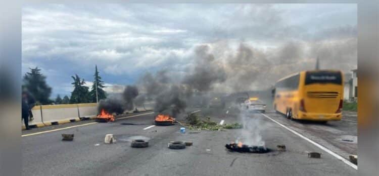 Bloqueo en autopista México-Puebla por adeudo en Santa Rita Bloqueo en autopista México-Puebla por adeudo en Santa Rita