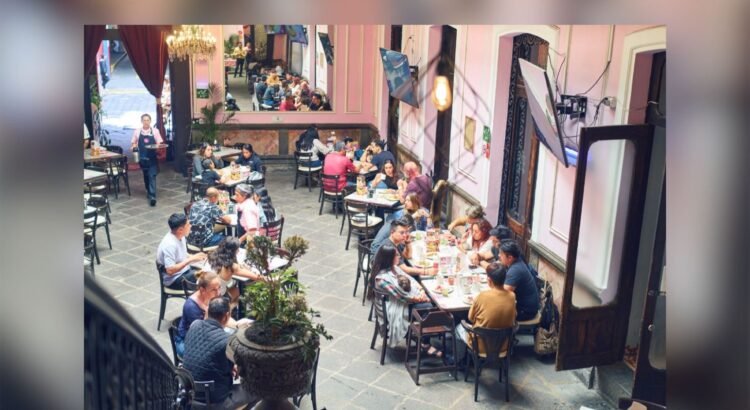 Crisis golpea al sector restaurantero en Puebla: cierran 30 negocios en cinco meses