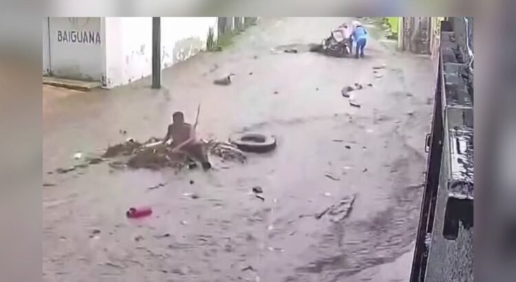 Hombre es arrastrado por la corriente durante lluvias en Campeche