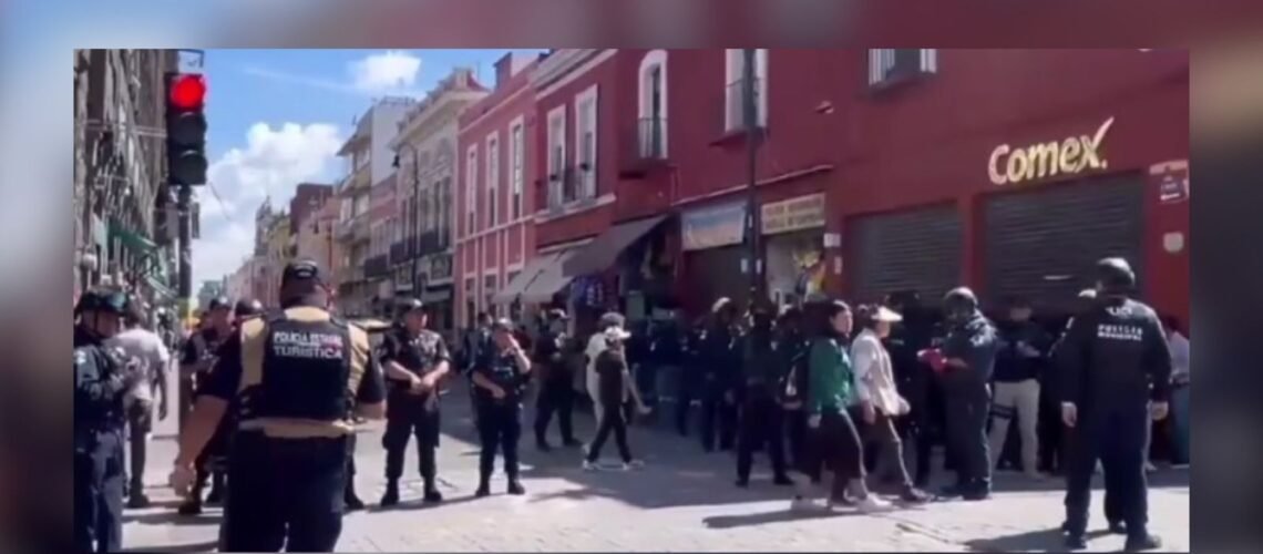 Enfrentamiento entre comerciantes y policía de Puebla deja 3 heridos