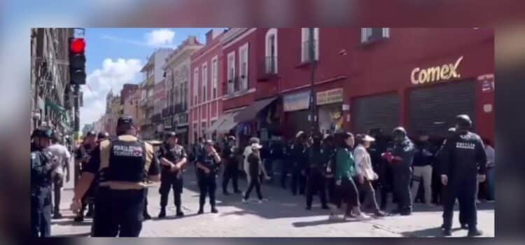 Enfrentamiento entre comerciantes y policía de Puebla deja 3 heridos Enfrentamiento entre comerciantes y policía de Puebla deja 3 heridos