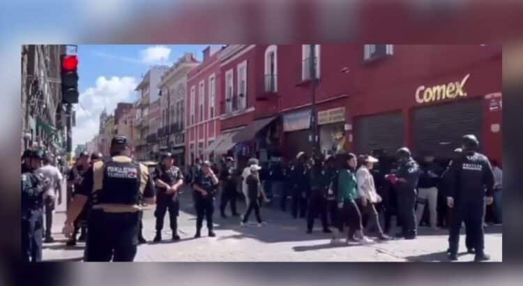 Enfrentamiento entre comerciantes y policía de Puebla deja 3 heridos