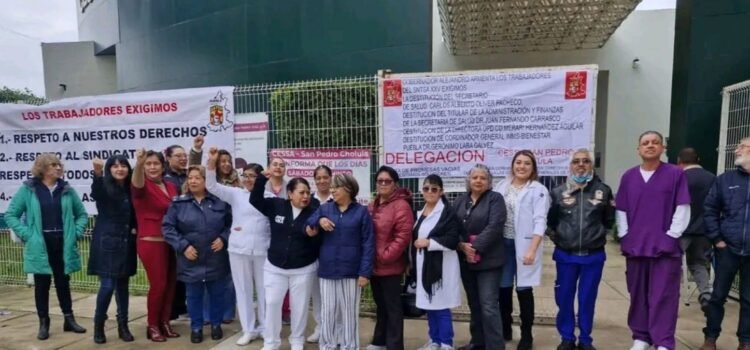 Carencias críticas en hospitales públicos, personal de salud protesta en Puebla