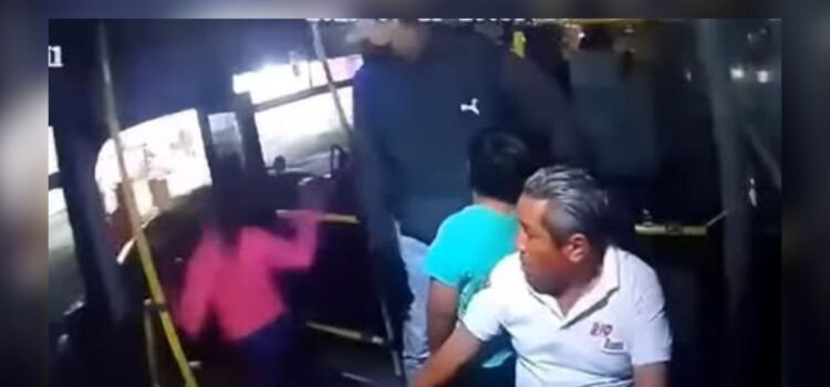 Más de 850 atracos en transporte público de Puebla, pasajeros saltan de camión durante asalto