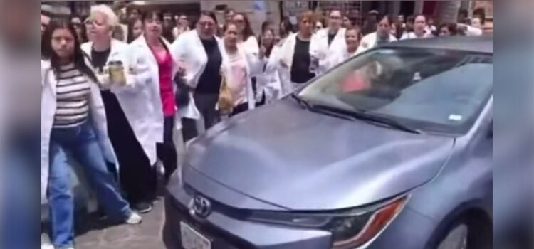Integrantes del Movimiento Parista agreden a la rectora de la BUAP Integrantes del Movimiento Parista agreden a la rectora de la BUAP