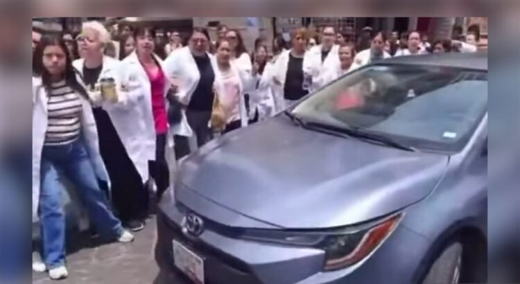 Integrantes del Movimiento Parista agreden a la rectora de la BUAP