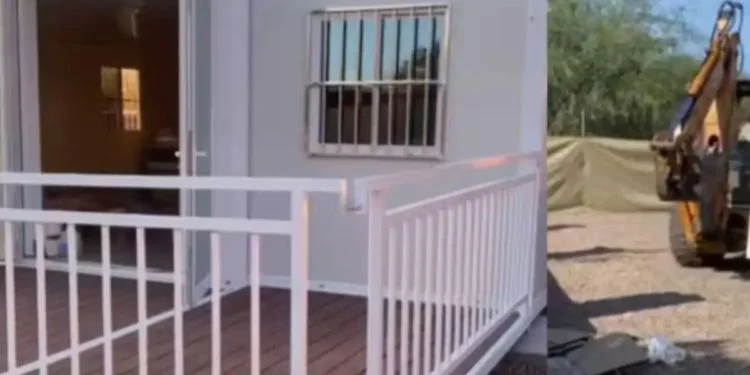Joven compró su casa en línea y la armó ella misma
