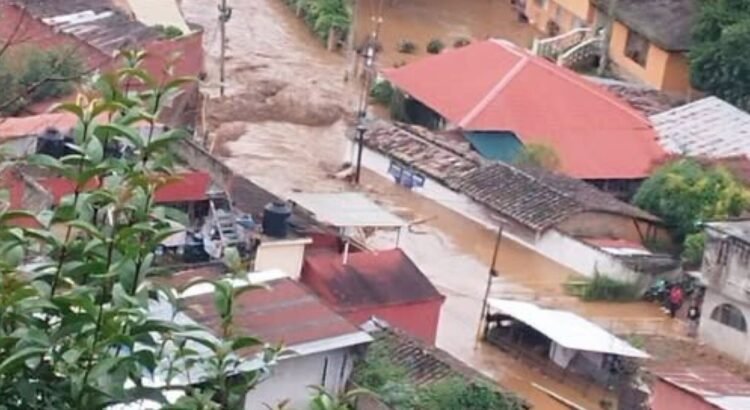 Lluvias en la Sierra Norte de Puebla dejan 12 muertos y 11 desaparecidos