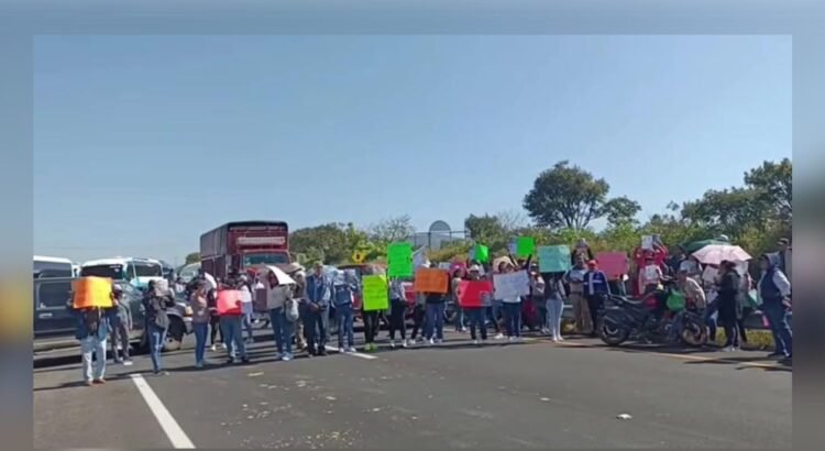 Protesta por maestra desaparecida paraliza la autopista Puebla-Atlixco Protesta por maestra desaparecida paraliza la autopista Puebla-Atlixco