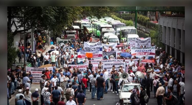 Protestas simultáneas colapsan vialidades en Puebla Protestas simultáneas colapsan vialidades en Puebla