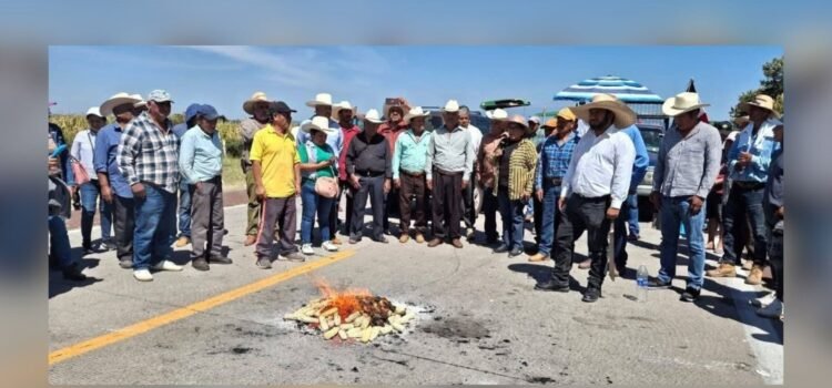 Productores mantienen bloqueo de la Interoceánica Siglo XXI por tres días Productores mantienen bloqueo de la Interoceánica Siglo XXI por tres días