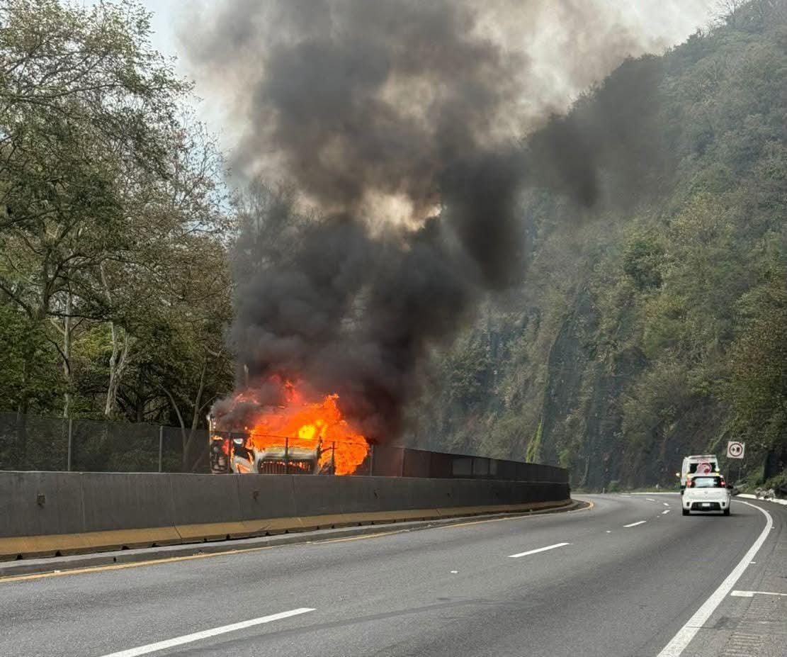 Más de cuatro horas duró el bloqueo en la autopista México-Puebla por vehículos incendiados