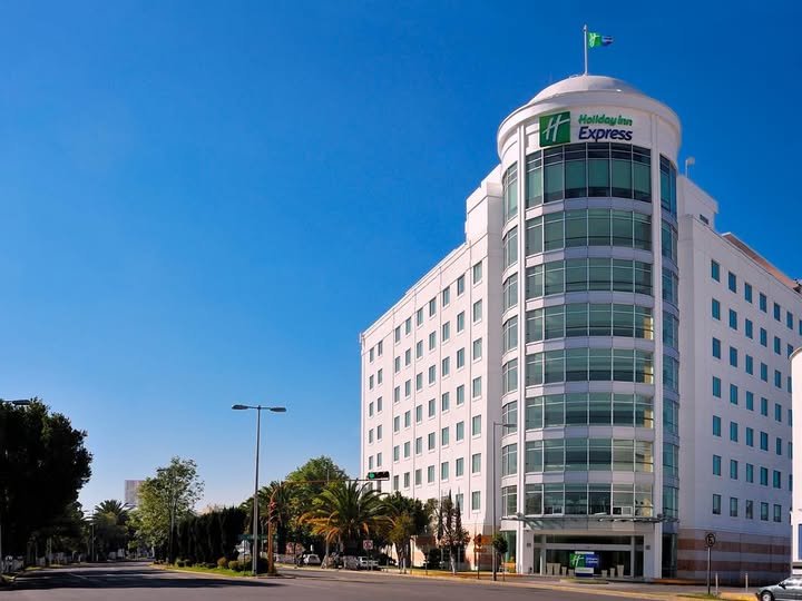 Investigan hallazgo de madre e hijo sin vida en hotel de Puebla; familiar queda bajo resguardo