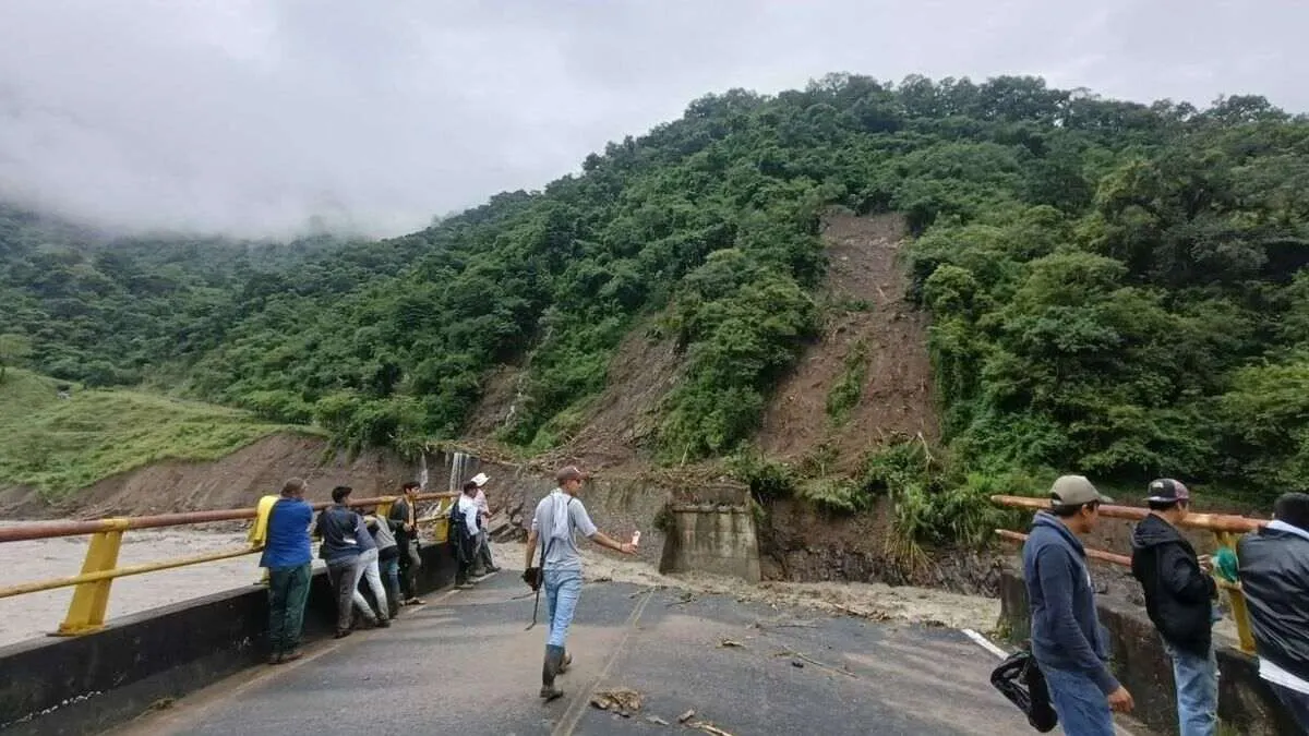 SICT reconstruirá 21 puentes y 42 tramos carreteros en la Sierra Norte de Puebla