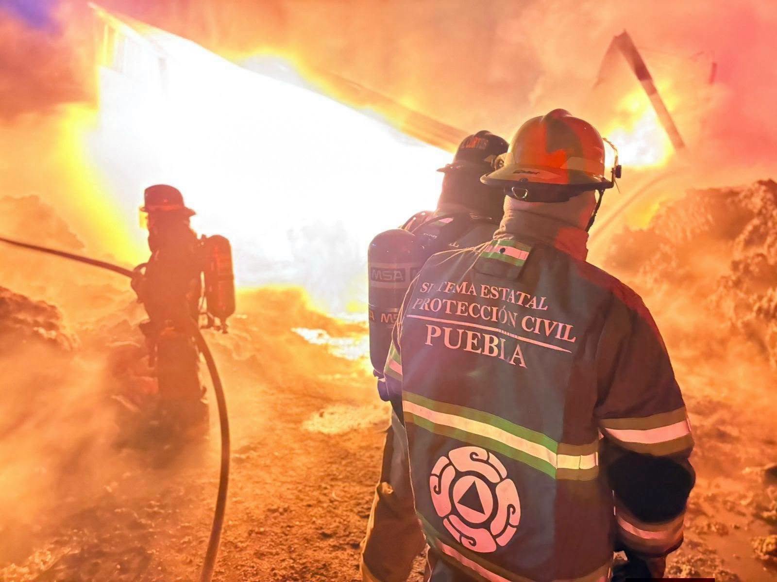 Incendio en bodega de reciclaje en Puebla