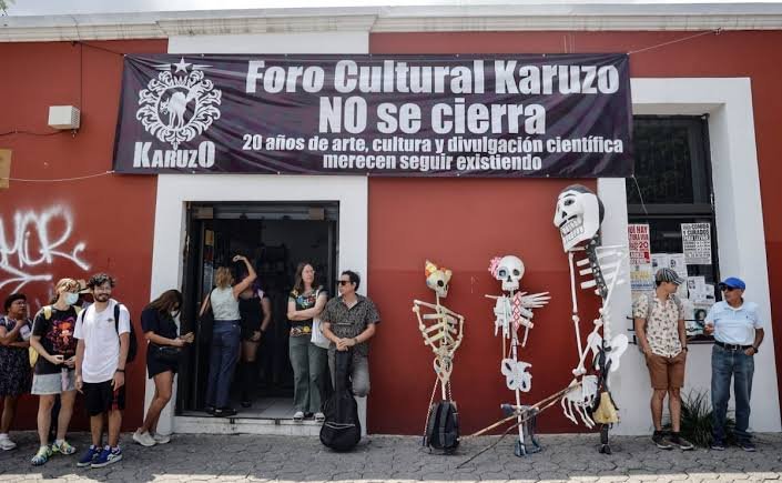Plantón en Puebla por negativa de licencia al Karuzo