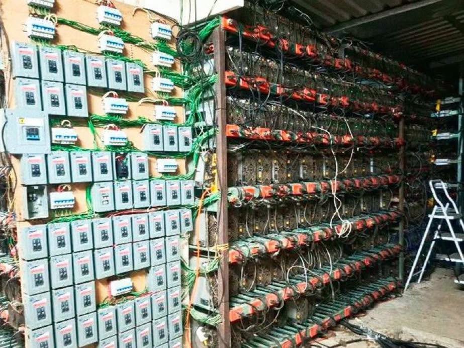 Aseguran equipo para minar criptomonedas en Puebla